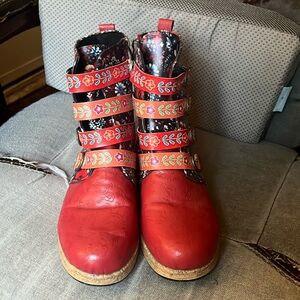 Socofy buckle red floral boots great condition